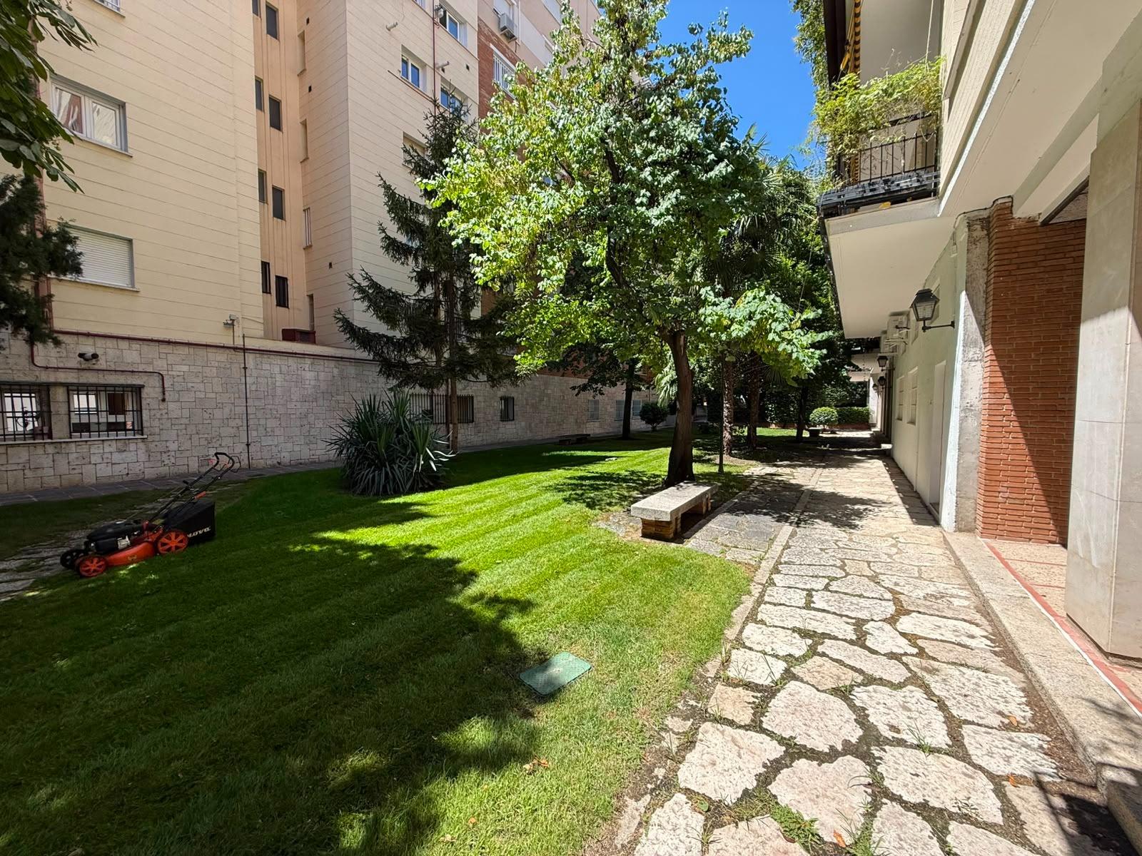 Magnífico piso exterior con ascensor en una de las zonas más cotizadas de la capital.